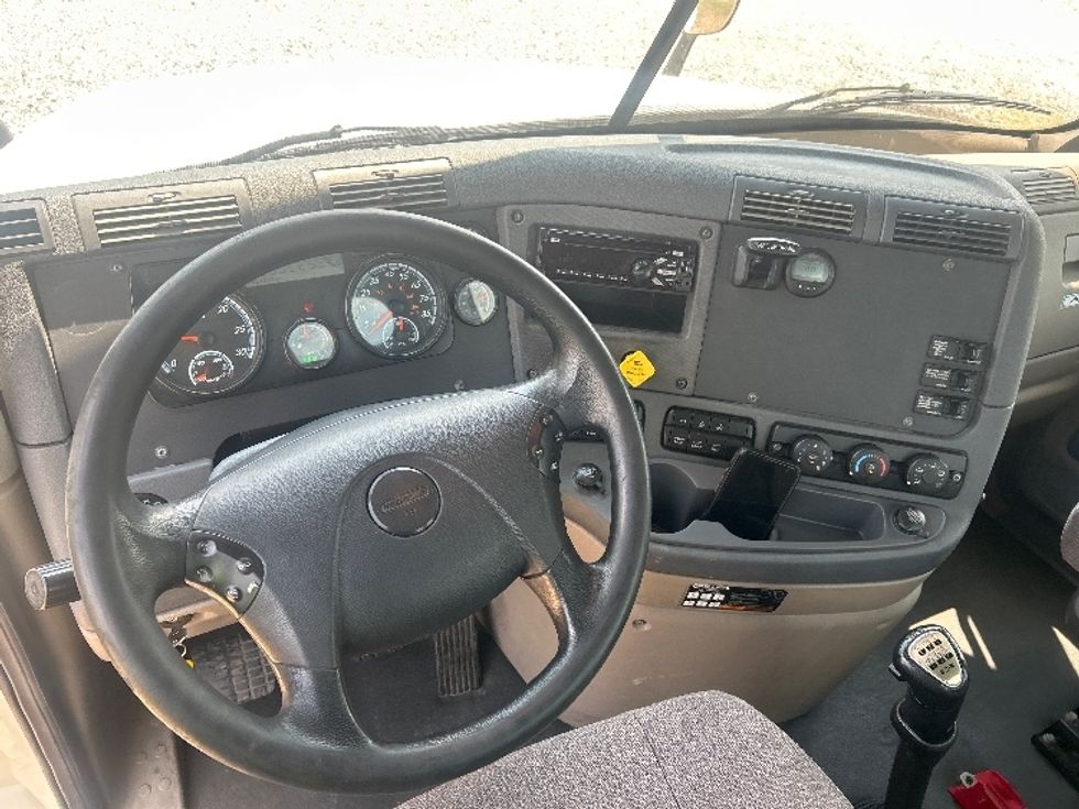 Day Cab Tractor-Heavy Duty Tractors-Freightliner-2019-Cascadia 12564ST-Hattiesburg-MS-521,339\n\t\tmiles-$ 33,500 - Image 11