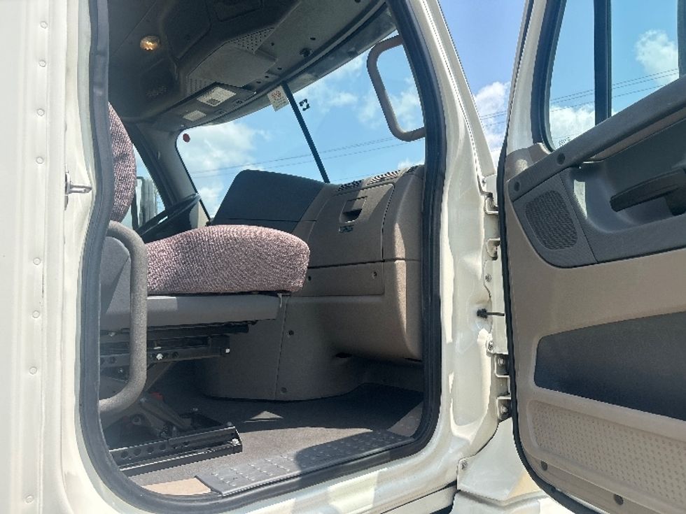 Day Cab Tractor-Heavy Duty Tractors-Freightliner-2019-Cascadia 12564ST-Hattiesburg-MS-521,339\n\t\tmiles-$ 33,500 - Image 12