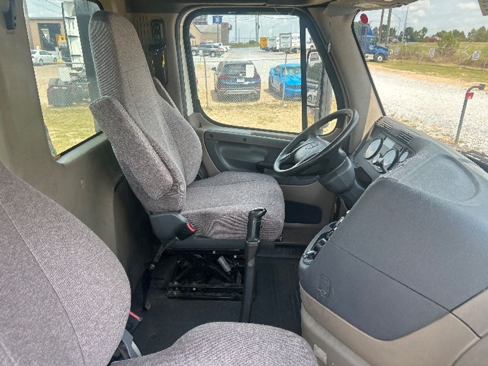 Day Cab Tractor-Heavy Duty Tractors-Freightliner-2019-Cascadia 12564ST-Hattiesburg-MS-521,339\n\t\tmiles-$ 33,500 - Image 14