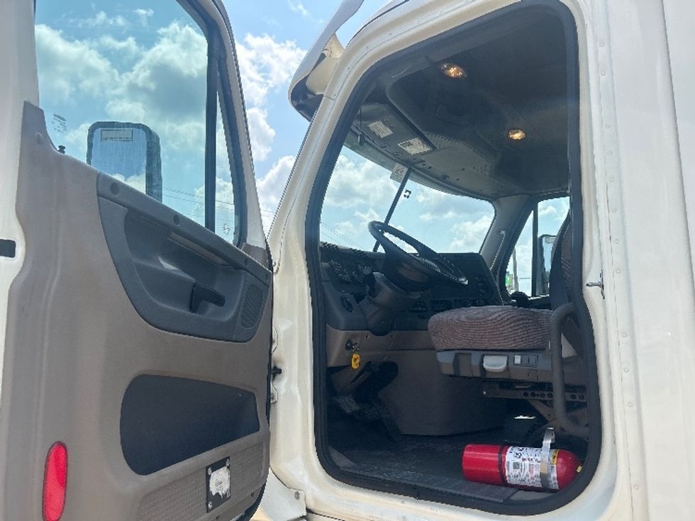Day Cab Tractor-Heavy Duty Tractors-Freightliner-2019-Cascadia 12564ST-Hattiesburg-MS-521,339\n\t\tmiles-$ 33,500 - Image 9