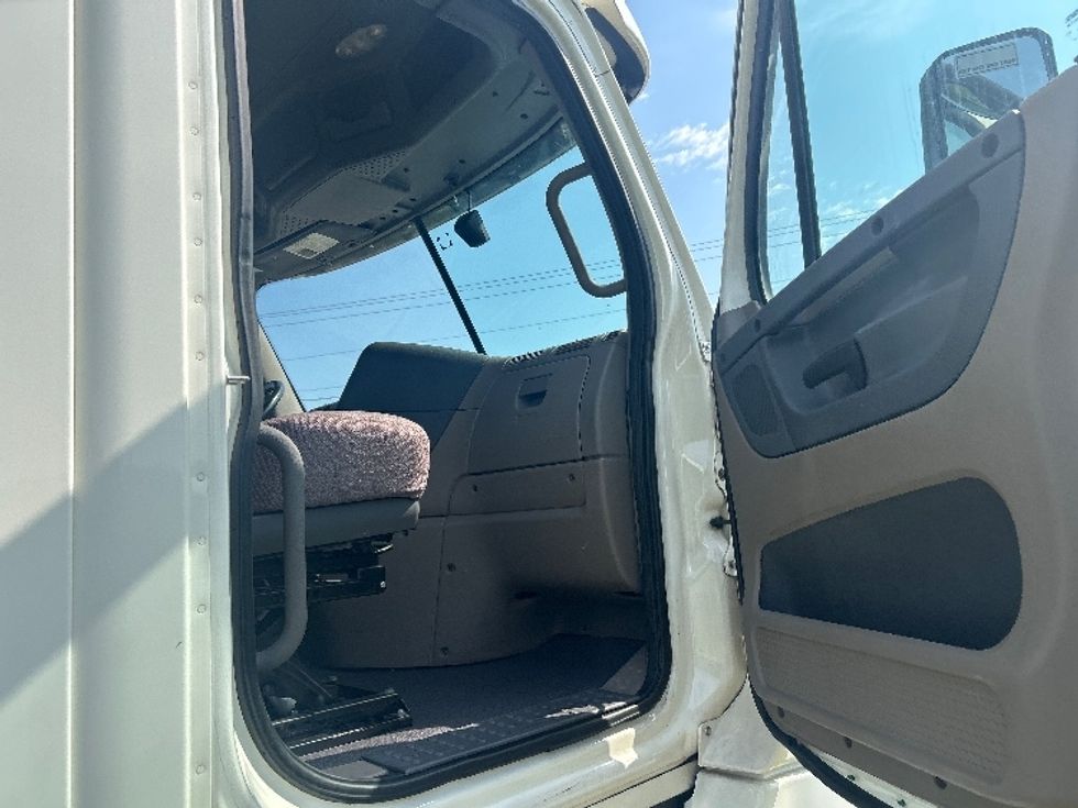 Day Cab Tractor-Heavy Duty Tractors-Freightliner-2019-Cascadia 12564ST-Hattiesburg-MS-525,532\n\t\tmiles-$ 31,750 - Image 12