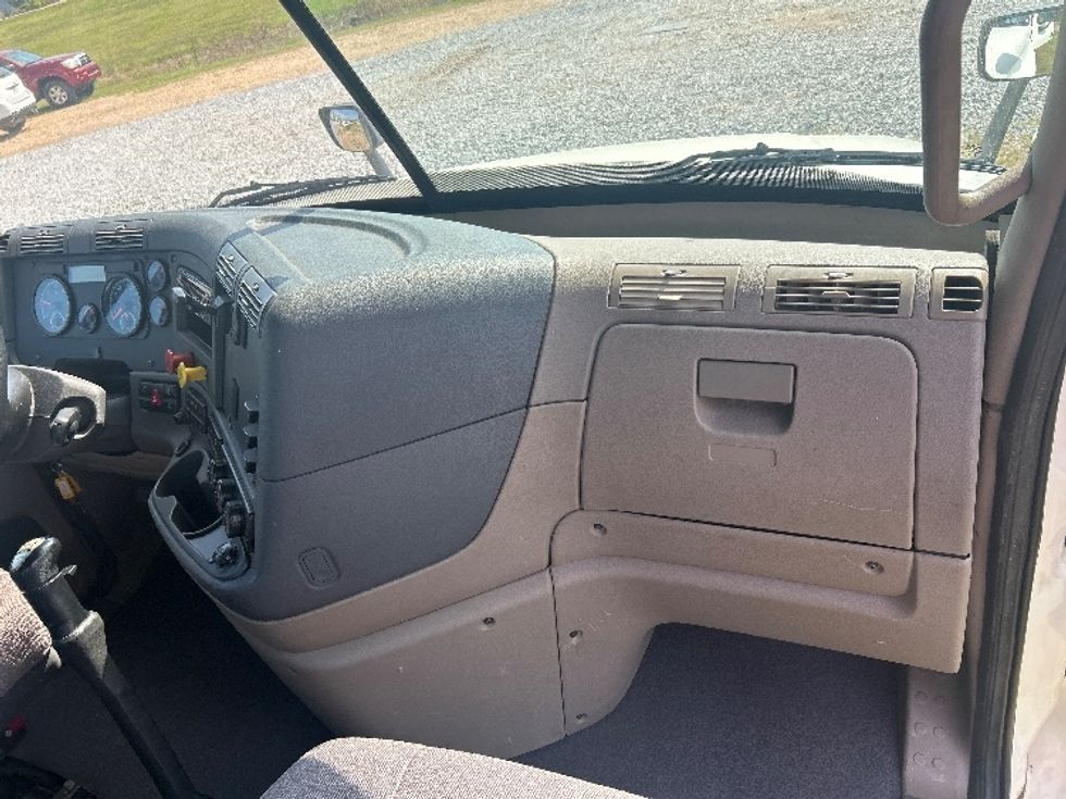 Day Cab Tractor-Heavy Duty Tractors-Freightliner-2019-Cascadia 12564ST-Hattiesburg-MS-525,532\n\t\tmiles-$ 31,750 - Image 13