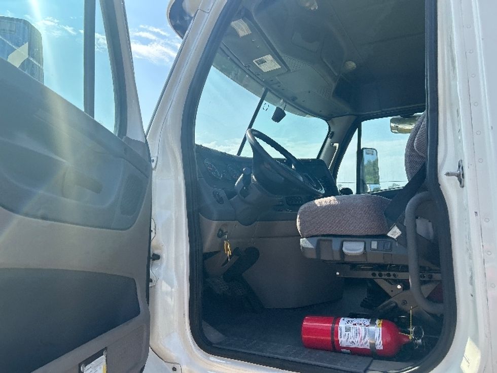 Day Cab Tractor-Heavy Duty Tractors-Freightliner-2019-Cascadia 12564ST-Hattiesburg-MS-525,532\n\t\tmiles-$ 31,750 - Image 9