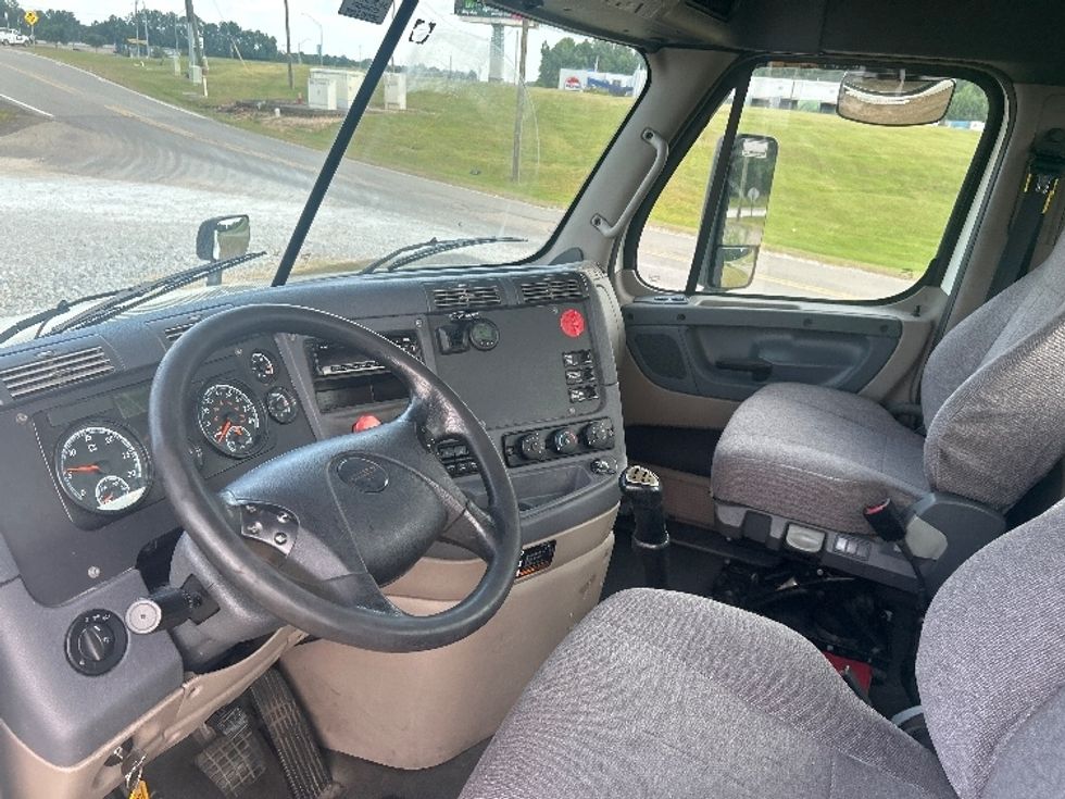 Day Cab Tractor-Heavy Duty Tractors-Freightliner-2019-Cascadia 12564ST-Hattiesburg-MS-538,148\n\t\tmiles-$ 31,500 - Image 10
