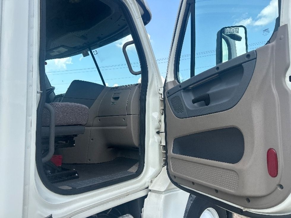 Day Cab Tractor-Heavy Duty Tractors-Freightliner-2019-Cascadia 12564ST-Hattiesburg-MS-538,148\n\t\tmiles-$ 31,500 - Image 12