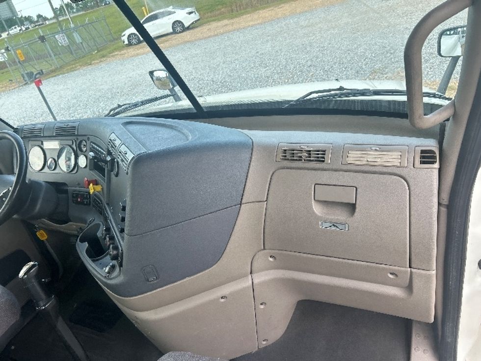 Day Cab Tractor-Heavy Duty Tractors-Freightliner-2019-Cascadia 12564ST-Hattiesburg-MS-538,148\n\t\tmiles-$ 31,500 - Image 13