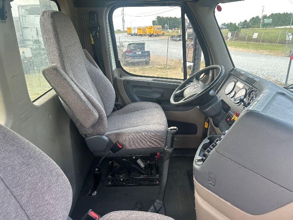 Day Cab Tractor-Heavy Duty Tractors-Freightliner-2019-Cascadia 12564ST-Hattiesburg-MS-538,148\n\t\tmiles-$ 31,500 - Image 14