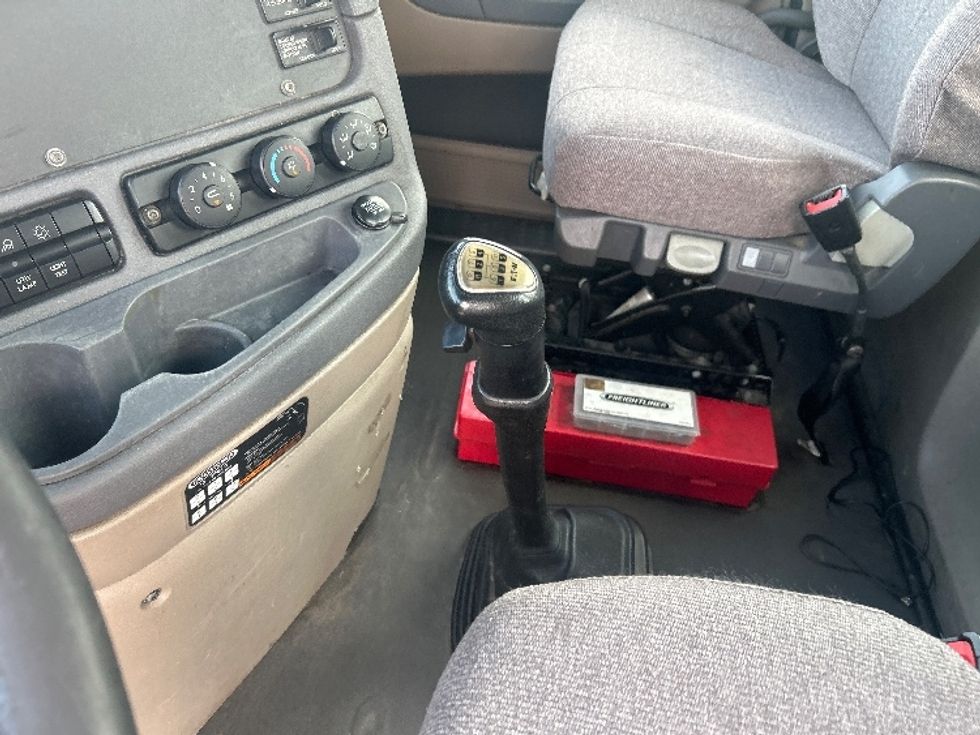 Day Cab Tractor-Heavy Duty Tractors-Freightliner-2019-Cascadia 12564ST-Hattiesburg-MS-538,148\n\t\tmiles-$ 31,500 - Image 17