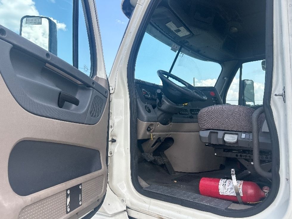 Day Cab Tractor-Heavy Duty Tractors-Freightliner-2019-Cascadia 12564ST-Hattiesburg-MS-538,148\n\t\tmiles-$ 31,500 - Image 9