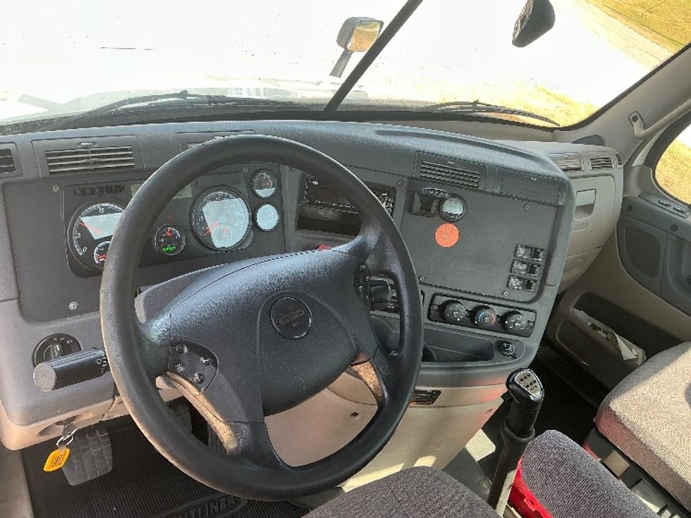 Day Cab Tractor-Heavy Duty Tractors-Freightliner-2019-Cascadia 12564ST-Hattiesburg-MS-552,466\n\t\tmiles-$ 31,500 - Image 11