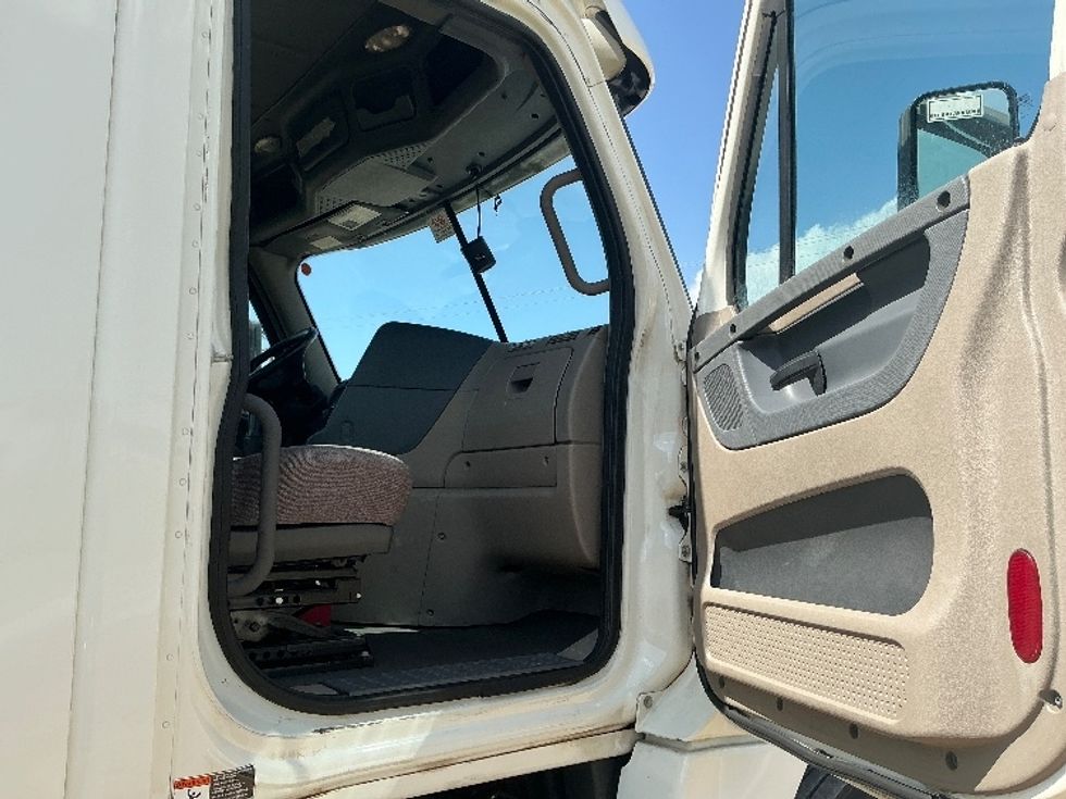 Day Cab Tractor-Heavy Duty Tractors-Freightliner-2019-Cascadia 12564ST-Hattiesburg-MS-552,466\n\t\tmiles-$ 31,500 - Image 12
