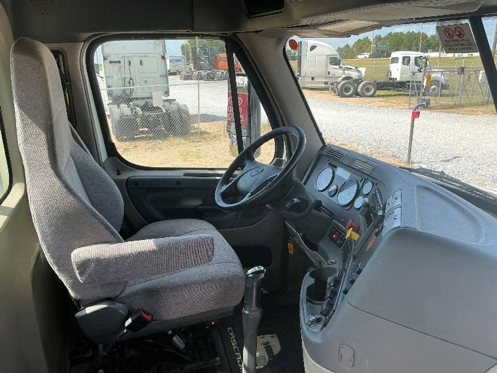 Day Cab Tractor-Heavy Duty Tractors-Freightliner-2019-Cascadia 12564ST-Hattiesburg-MS-552,466\n\t\tmiles-$ 31,500 - Image 14