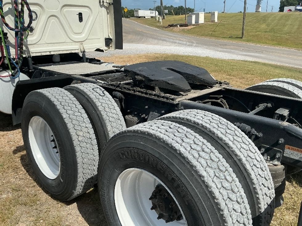 Day Cab Tractor-Heavy Duty Tractors-Freightliner-2019-Cascadia 12564ST-Hattiesburg-MS-552,466\n\t\tmiles-$ 31,500 - Image 17