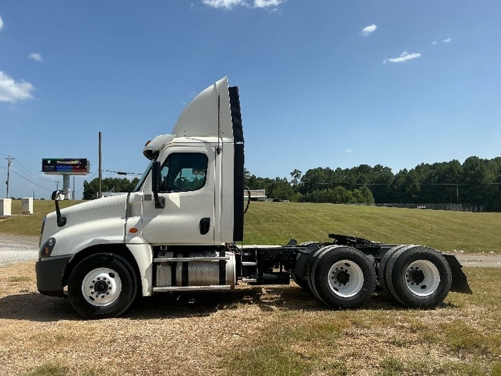 Day Cab Tractor-Heavy Duty Tractors-Freightliner-2019-Cascadia 12564ST-Hattiesburg-MS-552,466\n\t\tmiles-$ 31,500 - Image 4