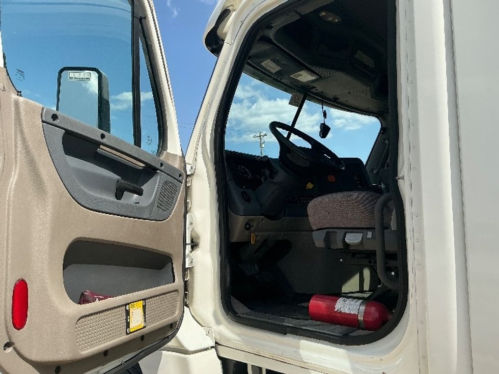 Day Cab Tractor-Heavy Duty Tractors-Freightliner-2019-Cascadia 12564ST-Hattiesburg-MS-552,466\n\t\tmiles-$ 31,500 - Image 9