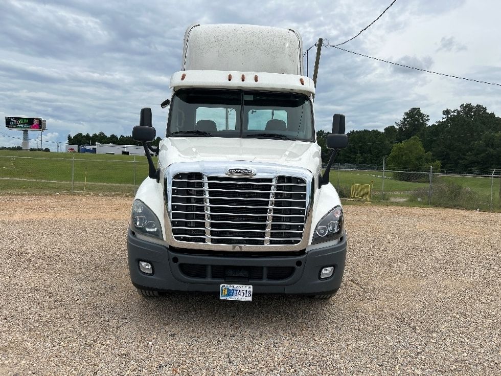 2019 Freightliner Cascadia 125" Sleeper Cab photo 2