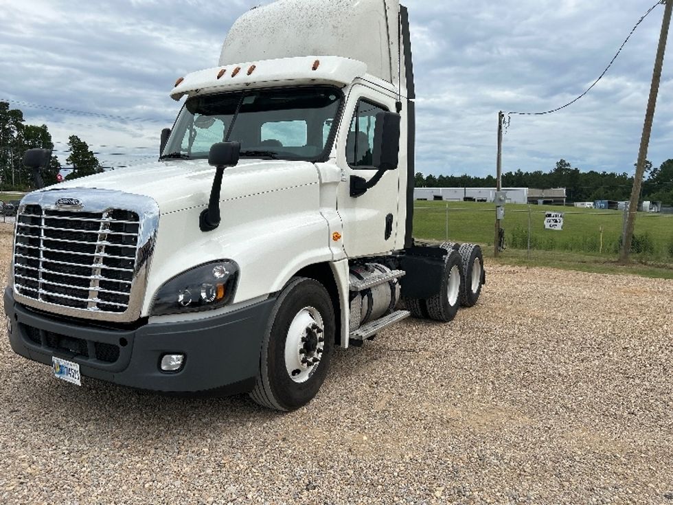 2019 Freightliner Cascadia 125" Sleeper Cab photo 3