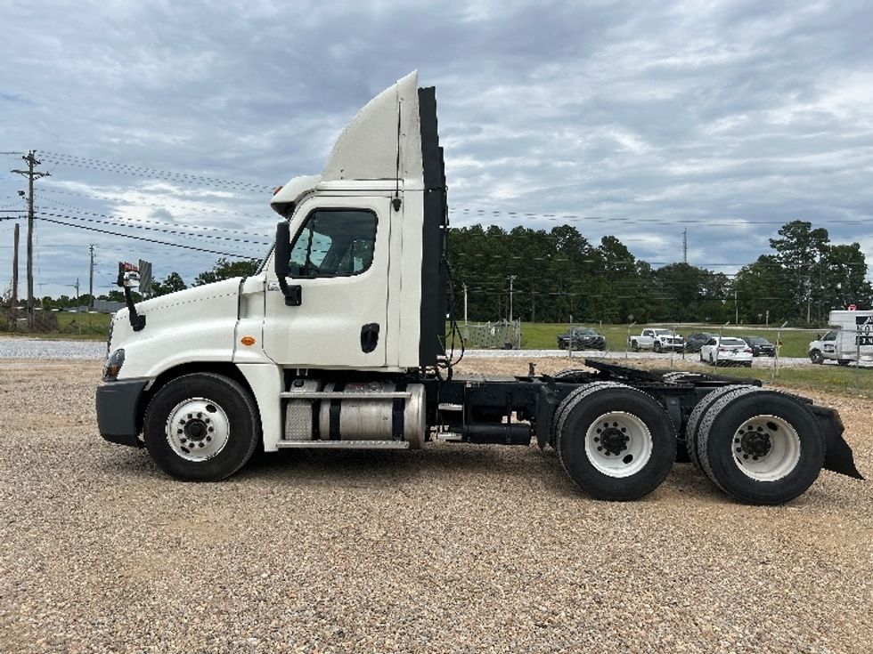 2019 Freightliner Cascadia 125" Sleeper Cab photo 4