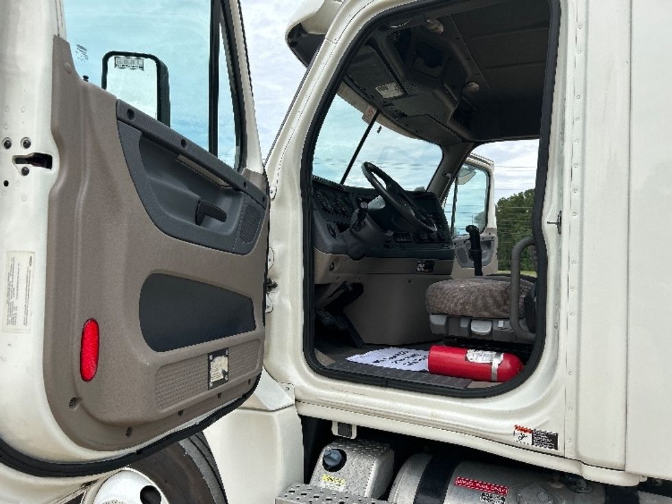 Day Cab Tractor-Heavy Duty Tractors-Freightliner-2019-Cascadia 12564ST-Hattiesburg-MS-664,146\n\t\tmiles-$ 26,500 - Image 9