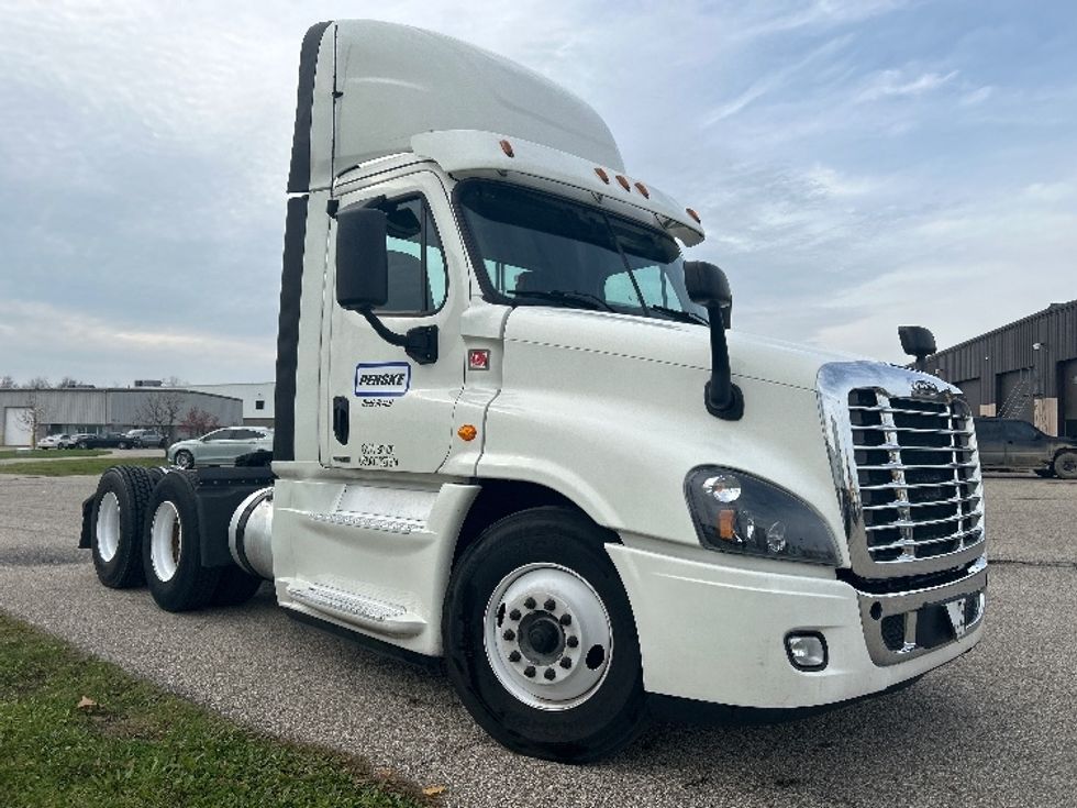 Day Cab Tractor-Heavy Duty Tractors-Freightliner-2019-Cascadia 12564ST-Holland-MI-320,132\n\t\tmiles-$ 52,000 - Image 1