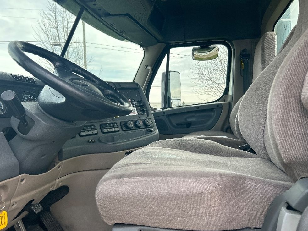 Day Cab Tractor-Heavy Duty Tractors-Freightliner-2019-Cascadia 12564ST-Holland-MI-320,132\n\t\tmiles-$ 52,000 - Image 10