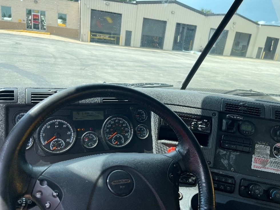 Day Cab Tractor-Heavy Duty Tractors-Freightliner-2019-Cascadia 12564ST-Holland-MI-320,132\n\t\tmiles-$ 52,000 - Image 11