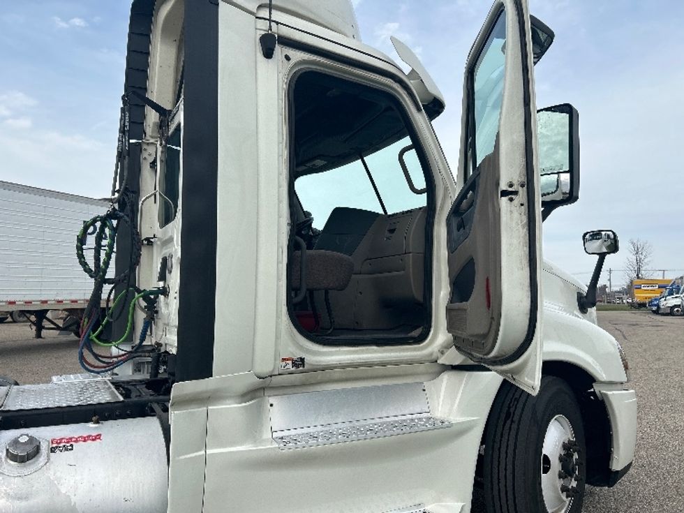 Day Cab Tractor-Heavy Duty Tractors-Freightliner-2019-Cascadia 12564ST-Holland-MI-320,132\n\t\tmiles-$ 52,000 - Image 12