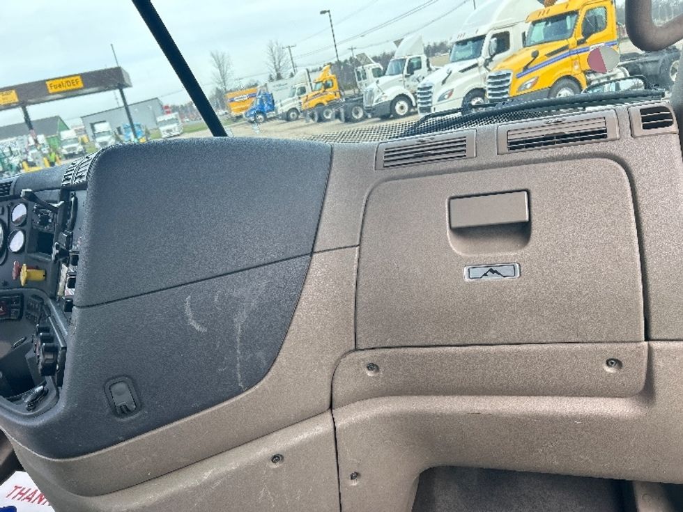 Day Cab Tractor-Heavy Duty Tractors-Freightliner-2019-Cascadia 12564ST-Holland-MI-320,132\n\t\tmiles-$ 52,000 - Image 13