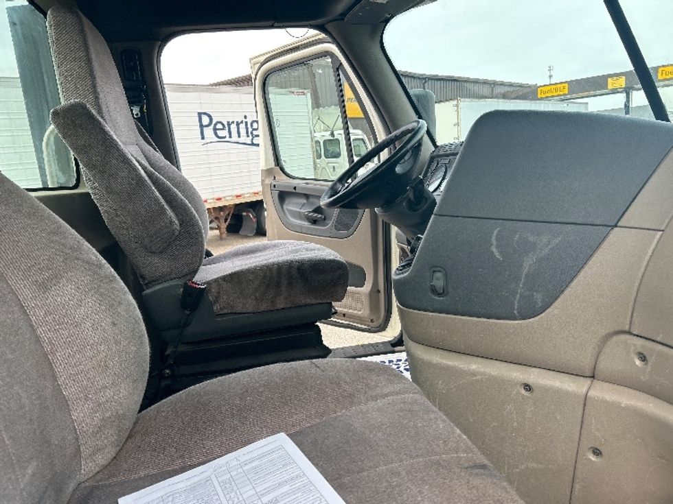 Day Cab Tractor-Heavy Duty Tractors-Freightliner-2019-Cascadia 12564ST-Holland-MI-320,132\n\t\tmiles-$ 52,000 - Image 16