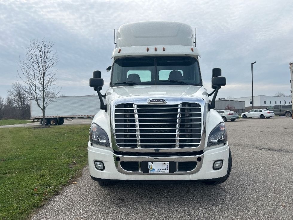 Day Cab Tractor-Heavy Duty Tractors-Freightliner-2019-Cascadia 12564ST-Holland-MI-320,132\n\t\tmiles-$ 52,000 - Image 2