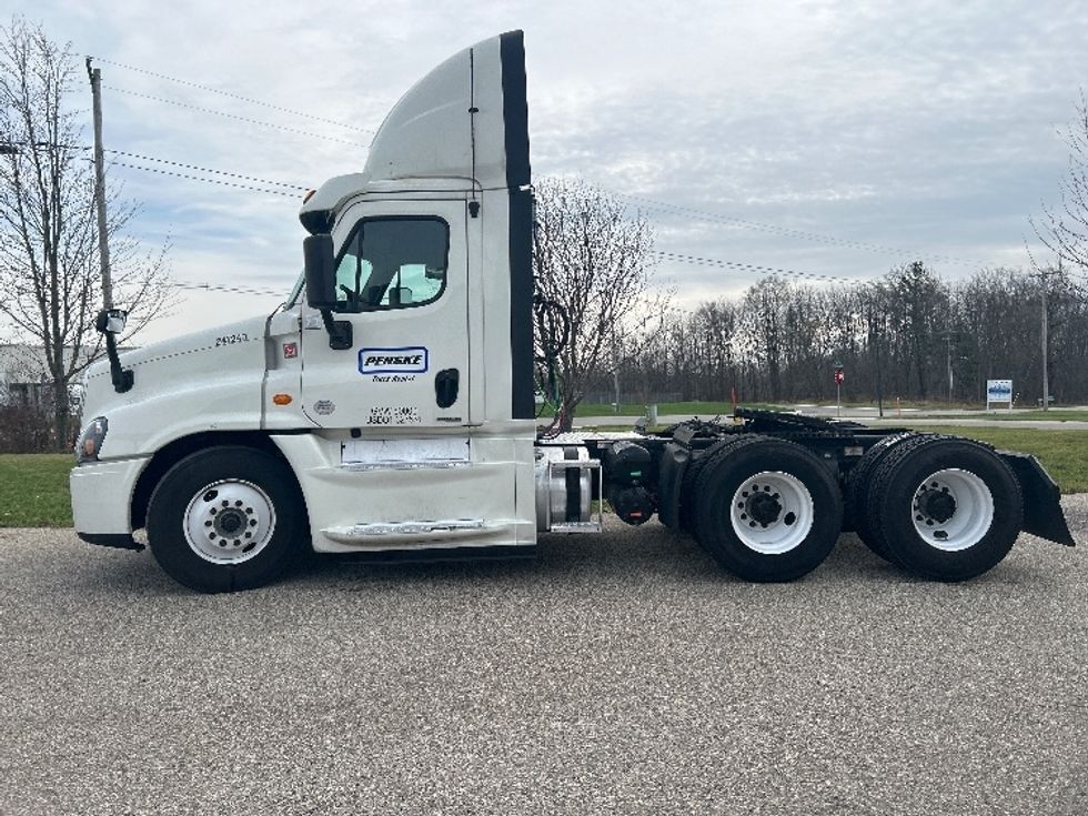 Day Cab Tractor-Heavy Duty Tractors-Freightliner-2019-Cascadia 12564ST-Holland-MI-320,132\n\t\tmiles-$ 52,000 - Image 4