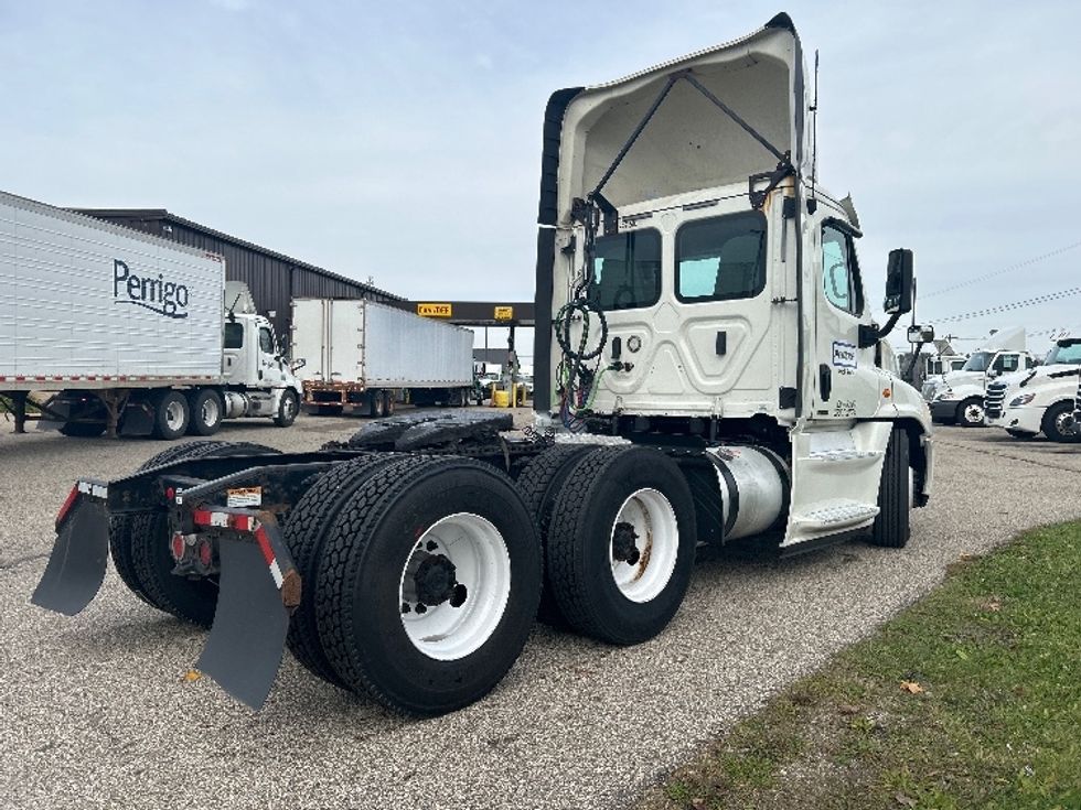 Day Cab Tractor-Heavy Duty Tractors-Freightliner-2019-Cascadia 12564ST-Holland-MI-320,132\n\t\tmiles-$ 52,000 - Image 7