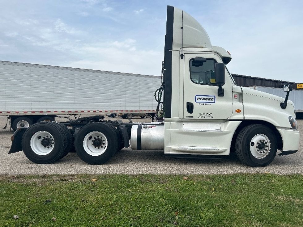 Day Cab Tractor-Heavy Duty Tractors-Freightliner-2019-Cascadia 12564ST-Holland-MI-320,132\n\t\tmiles-$ 52,000 - Image 8