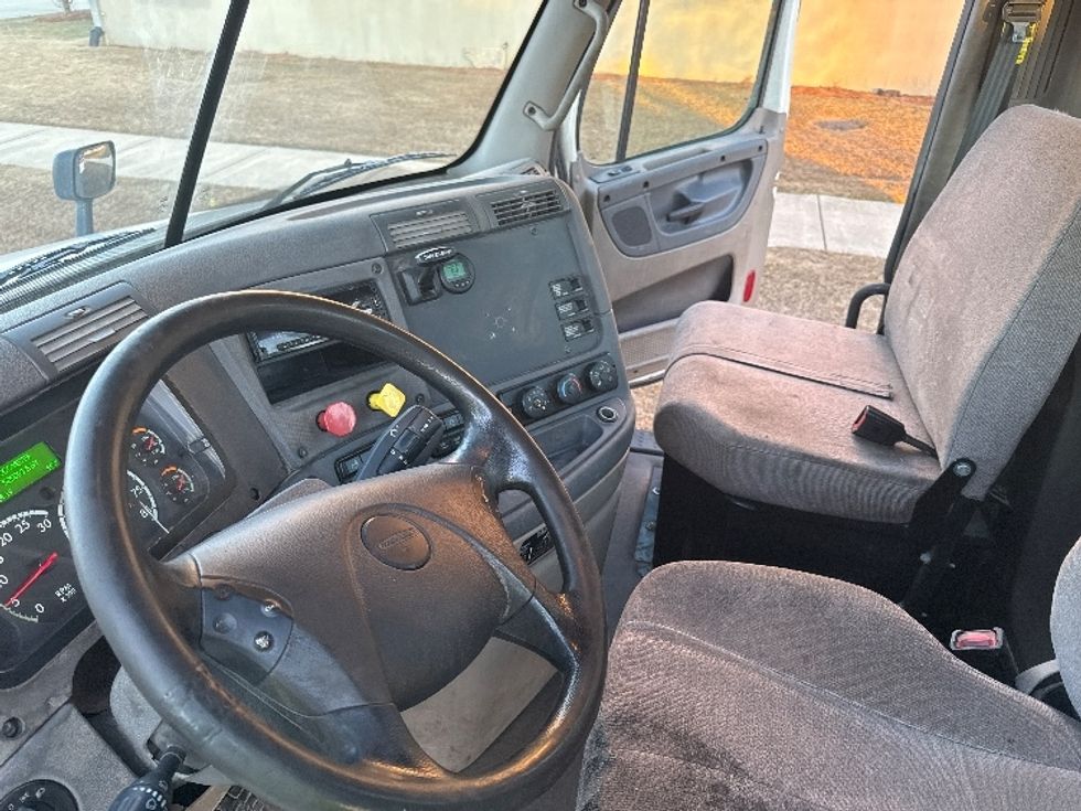 Day Cab Tractor-Heavy Duty Tractors-Freightliner-2019-Cascadia 12564ST-Homewood-AL-516,809\n\t\tmiles-$ 33,000 - Image 10