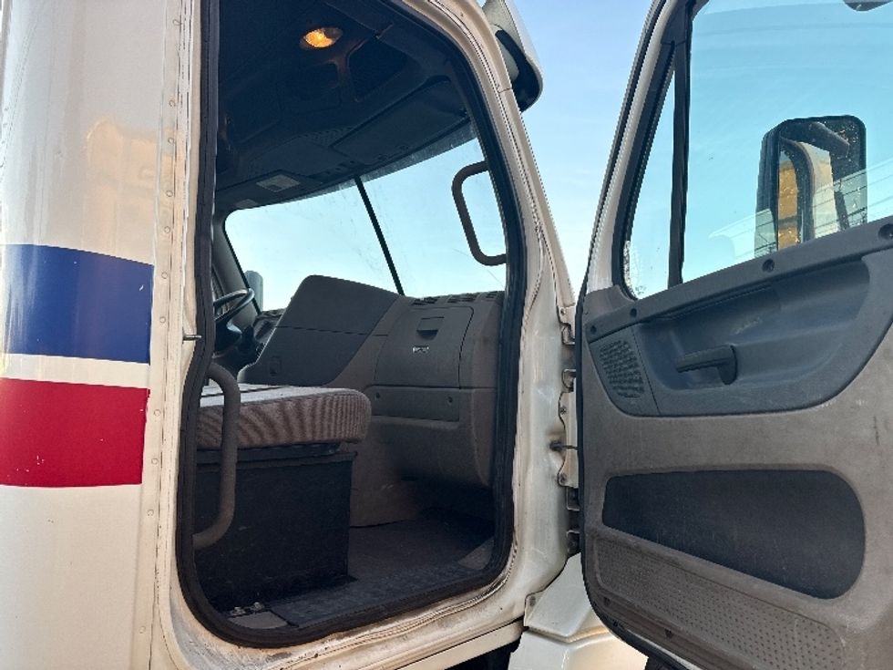 Day Cab Tractor-Heavy Duty Tractors-Freightliner-2019-Cascadia 12564ST-Homewood-AL-516,809\n\t\tmiles-$ 33,000 - Image 12