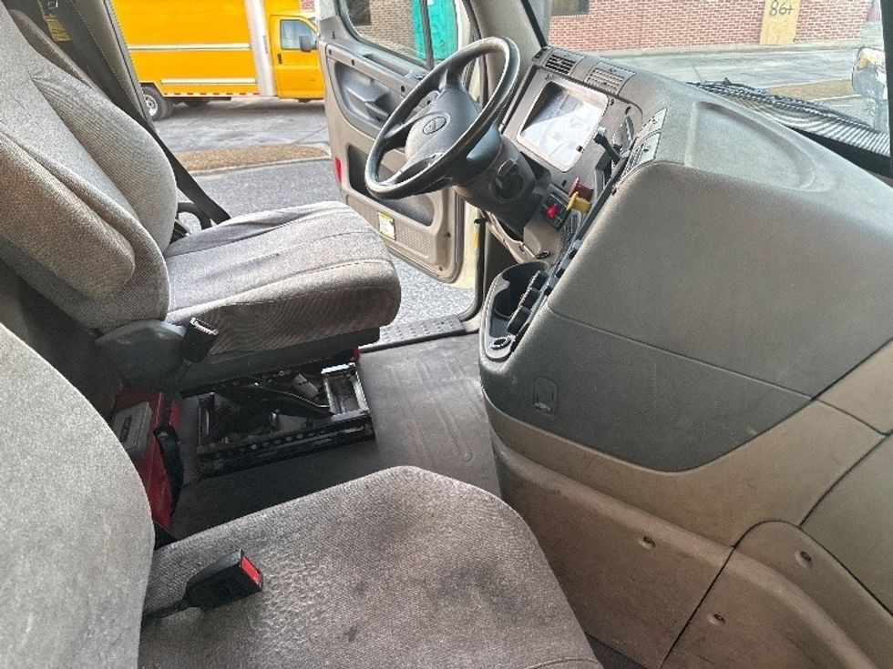 Day Cab Tractor-Heavy Duty Tractors-Freightliner-2019-Cascadia 12564ST-Homewood-AL-516,809\n\t\tmiles-$ 33,000 - Image 14