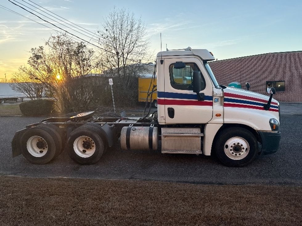 Day Cab Tractor-Heavy Duty Tractors-Freightliner-2019-Cascadia 12564ST-Homewood-AL-516,809\n\t\tmiles-$ 33,000 - Image 8