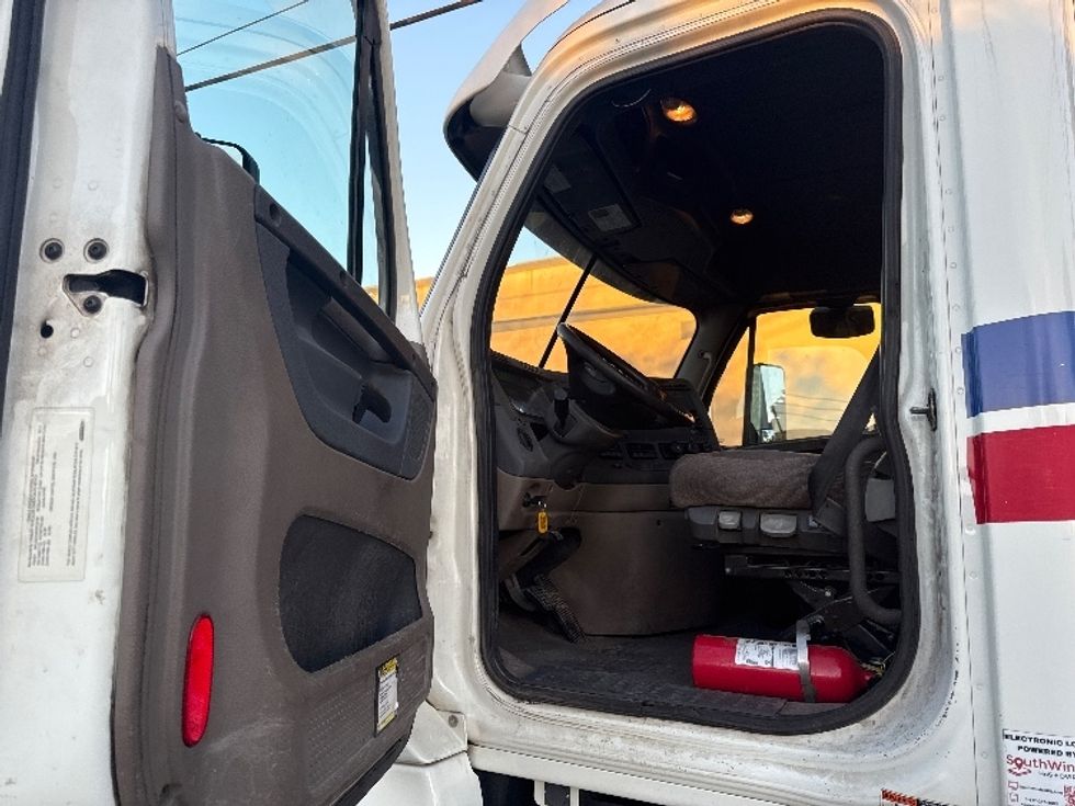 Day Cab Tractor-Heavy Duty Tractors-Freightliner-2019-Cascadia 12564ST-Homewood-AL-516,809\n\t\tmiles-$ 33,000 - Image 9