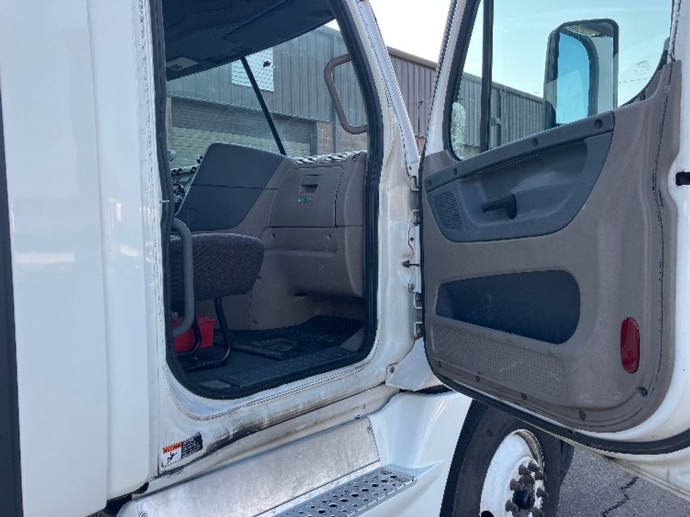 Day Cab Tractor-Heavy Duty Tractors-Freightliner-2019-Cascadia 12564ST-Hot Springs-AR-518,382\n\t\tmiles-$ 29,500 - Image 12