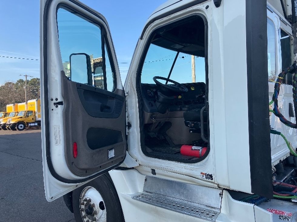 Day Cab Tractor-Heavy Duty Tractors-Freightliner-2019-Cascadia 12564ST-Hot Springs-AR-518,382\n\t\tmiles-$ 29,500 - Image 9