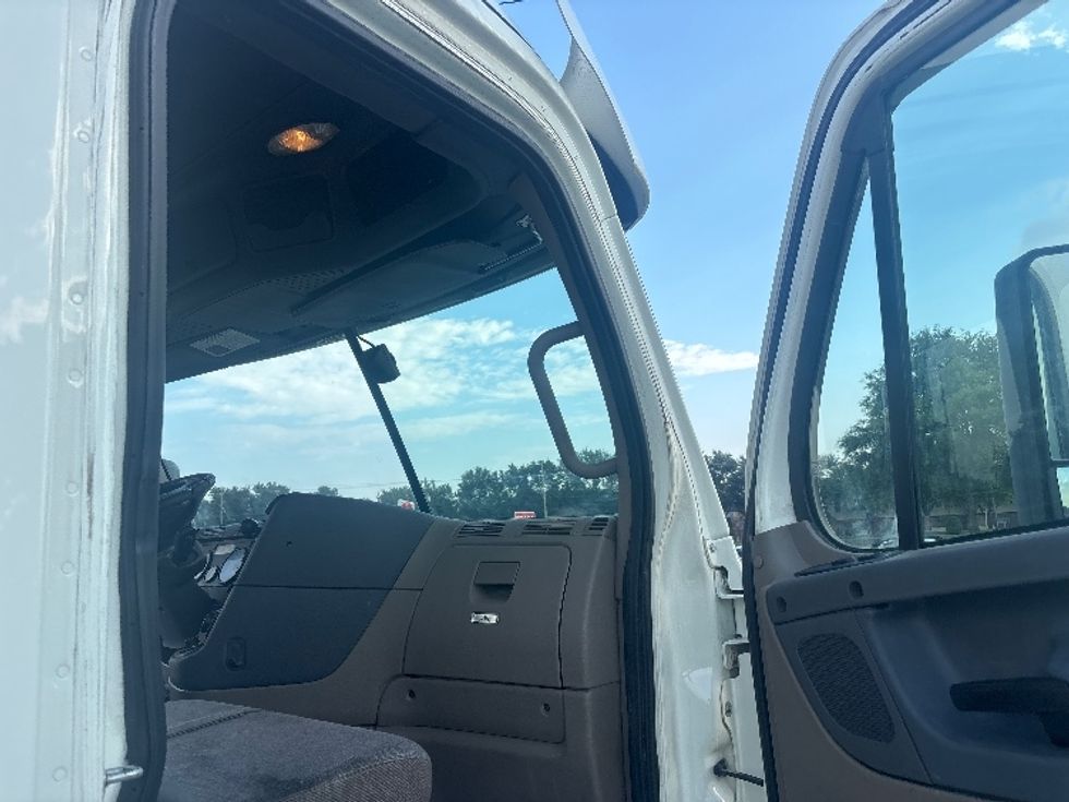 Day Cab Tractor-Heavy Duty Tractors-Freightliner-2019-Cascadia 12564ST-Houston-TX-374,102\n\t\tmiles-$ 39,000 - Image 12