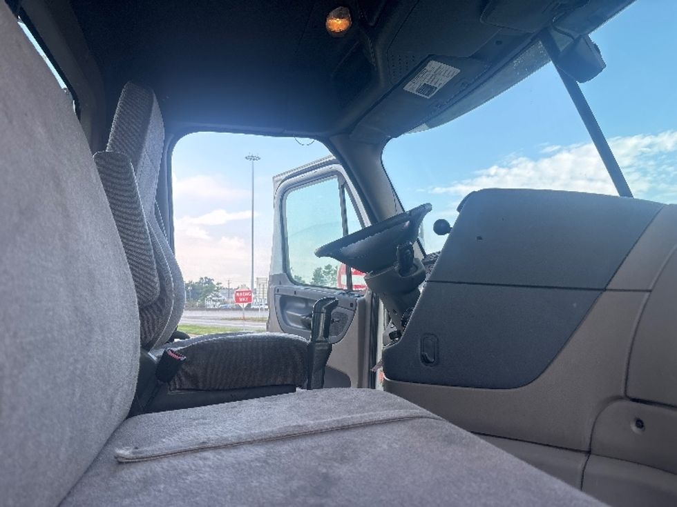 Day Cab Tractor-Heavy Duty Tractors-Freightliner-2019-Cascadia 12564ST-Houston-TX-374,102\n\t\tmiles-$ 39,000 - Image 14