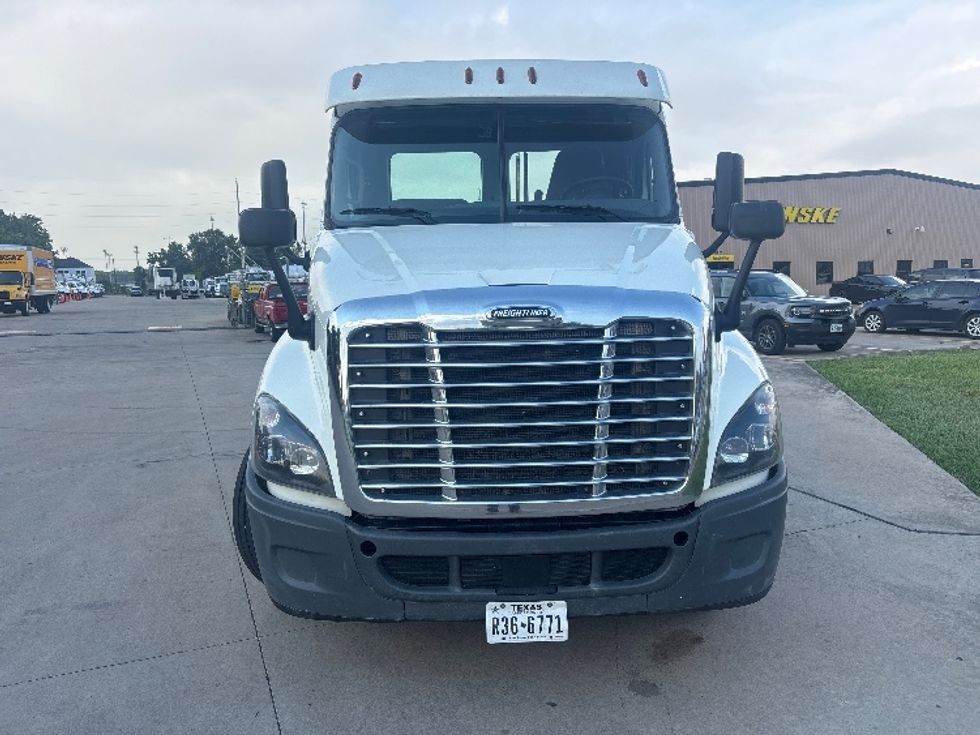 Day Cab Tractor-Heavy Duty Tractors-Freightliner-2019-Cascadia 12564ST-Houston-TX-374,102\n\t\tmiles-$ 39,000 - Image 2