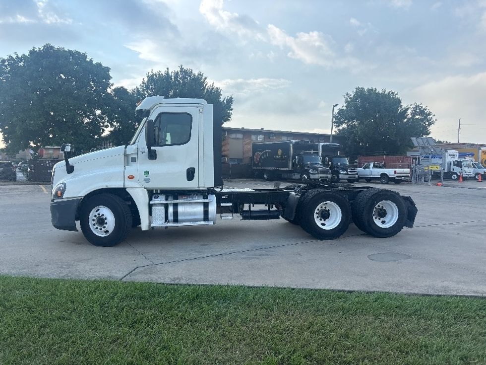 Day Cab Tractor-Heavy Duty Tractors-Freightliner-2019-Cascadia 12564ST-Houston-TX-374,102\n\t\tmiles-$ 39,000 - Image 4