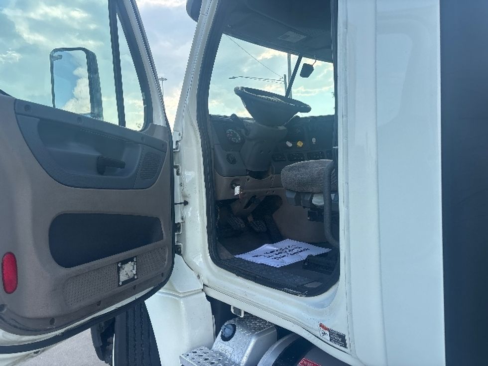 Day Cab Tractor-Heavy Duty Tractors-Freightliner-2019-Cascadia 12564ST-Houston-TX-374,102\n\t\tmiles-$ 39,000 - Image 9