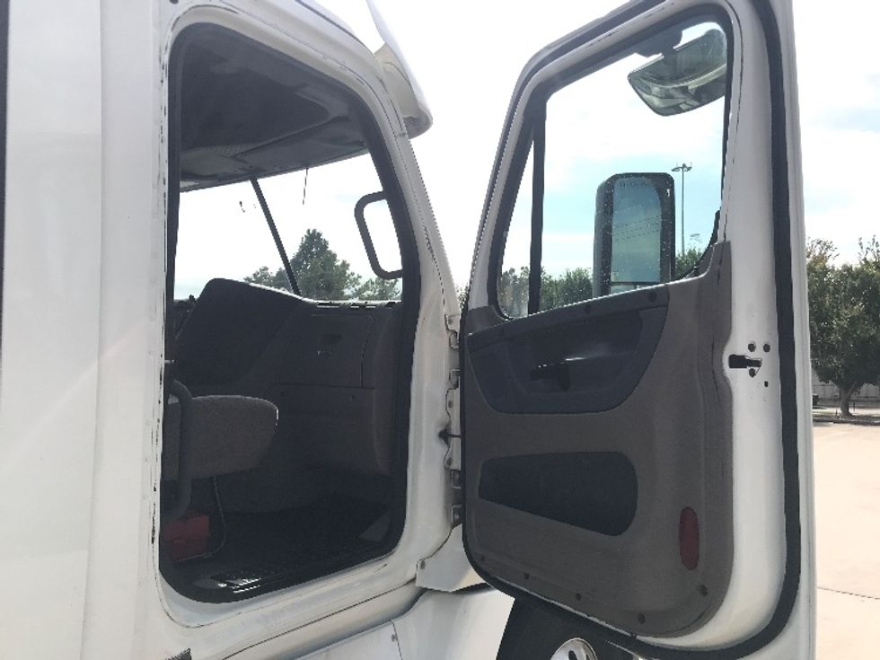 Day Cab Tractor-Heavy Duty Tractors-Freightliner-2019-Cascadia 12564ST-Houston-TX-484,982\n\t\tmiles-$ 38,000 - Image 12