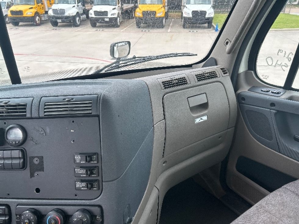 Day Cab Tractor-Heavy Duty Tractors-Freightliner-2019-Cascadia 12564ST-Houston-TX-555,357\n\t\tmiles-$ 34,750 - Image 13