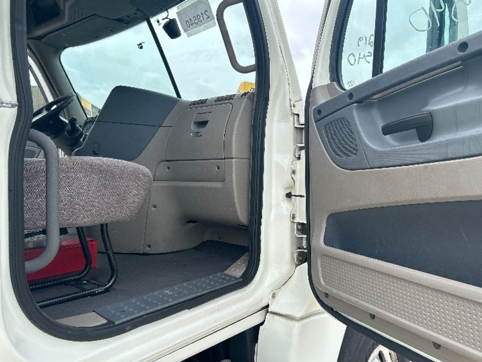 Day Cab Tractor-Heavy Duty Tractors-Freightliner-2019-Cascadia 12564ST-Houston-TX-555,357\n\t\tmiles-$ 34,750 - Image 14