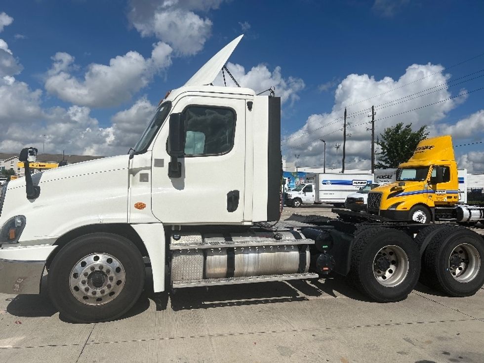 Day Cab Tractor-Heavy Duty Tractors-Freightliner-2019-Cascadia 12564ST-Houston-TX-587,823\n\t\tmiles-$ 31,750 - Image 1