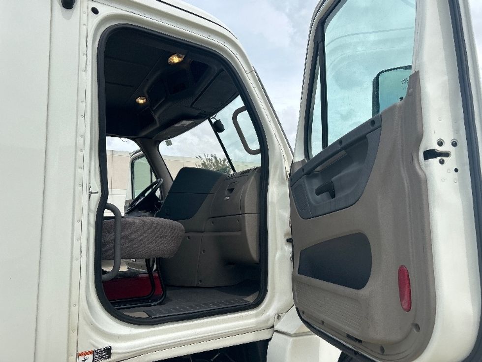 Day Cab Tractor-Heavy Duty Tractors-Freightliner-2019-Cascadia 12564ST-Houston-TX-587,823\n\t\tmiles-$ 31,750 - Image 12